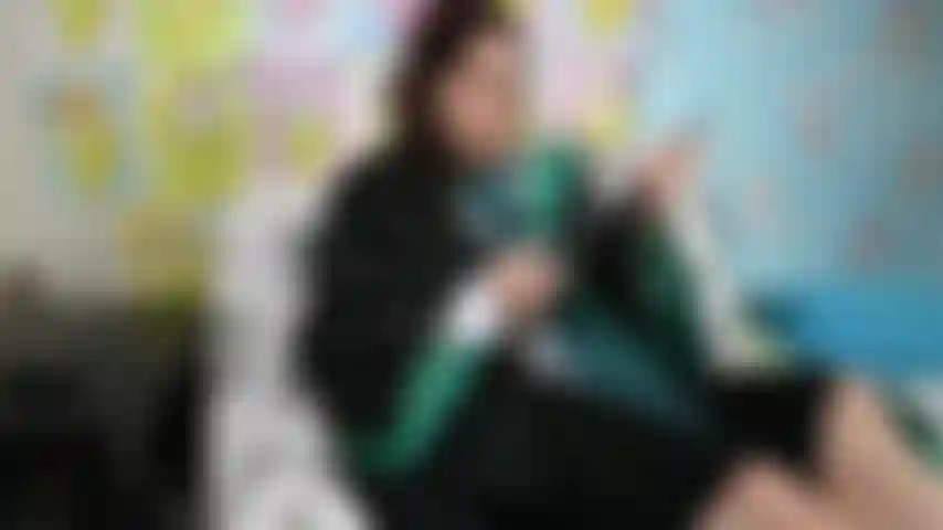 Serpeverde scopa con la bacchetta magica.