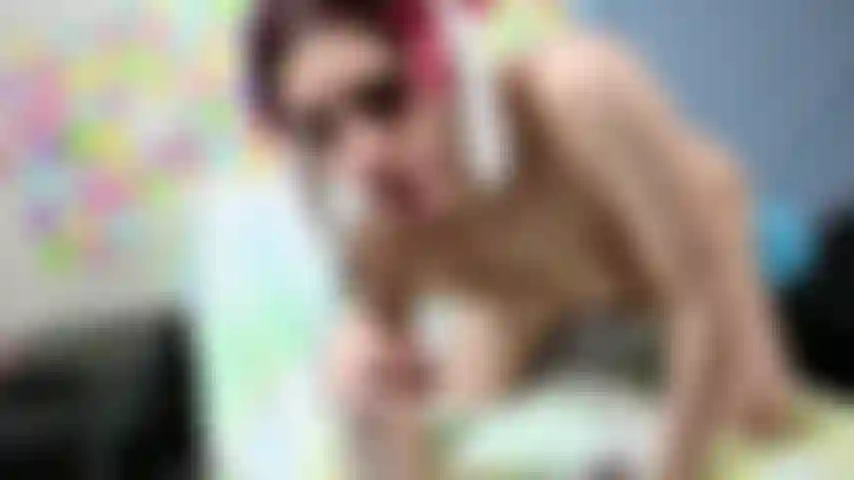 Bunny scopa un dildo nero.