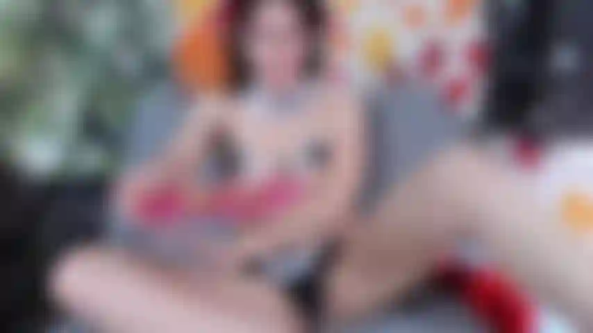 La cameriera asmr scopa il padrone.