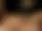 Spogliarello erotico davanti al caminetto e masturbazione: mi tolgo la vestaglia e uso un giocattolo per il clitoride prima di usare un vibratore per compiacere la mia figa. Parlo di qualche azione piccante.