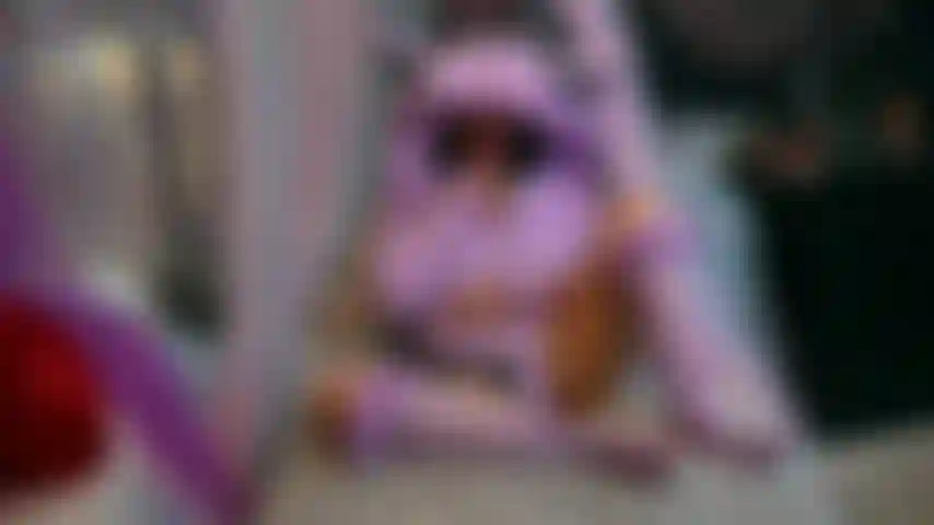 Masturbo con la bacchetta magica doxy e indosso un abito peloso.