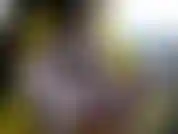 Mi masturbo su una sedia gialla: metto in mostra la mia lingerie viola con le spalline prima di tirare fuori le tette e masturbarmi con il vibratore fino a quando non vengo.