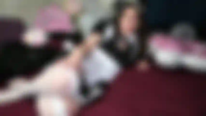 Kitty è la cameriera con doppia penetrazione per il padrone.