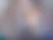 Dolce seduzione dei tuoi sensi. Ti tento e ti stuzzico, la mia scollatura perfetta racchiusa in un maglione d'oro lucido. Per le amanti della bellezza e le ossessive del décolleté.