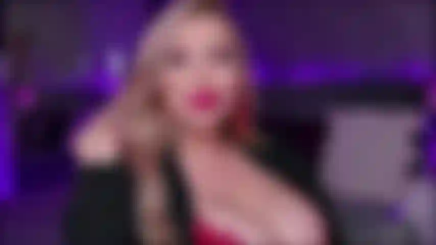 Potente con stuzzicamenti orali in topless. Porto la storia a un potente climax, ti lascio con la voglia di saperne di più.