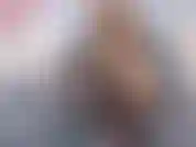 Con le calze di nylon bianche ricoperte da calze a rete nere, il mio top e i miei pantaloncini in pvc lucido sembrano super caldi, specialmente quando indosso uno strap-on. Stai impazzendo per i miei piedi e hai voglia di essere fottuta.