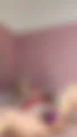 Mi scopo il mio dildo da 14 pollici e raggiungo un orgasmo intenso.