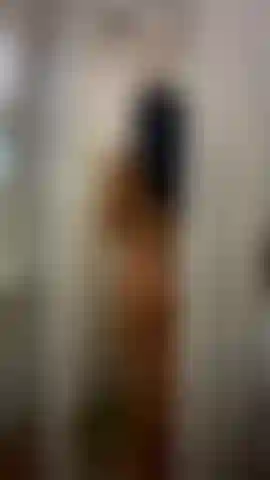 Voyeur: faccio un bagno quando torno a casa dalla spiaggia e tu mi stai spiando.