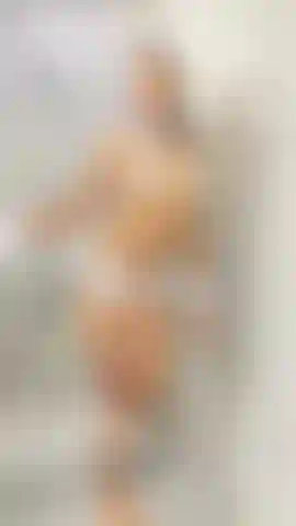 Danza sexy e hot nella vasca da bagno.