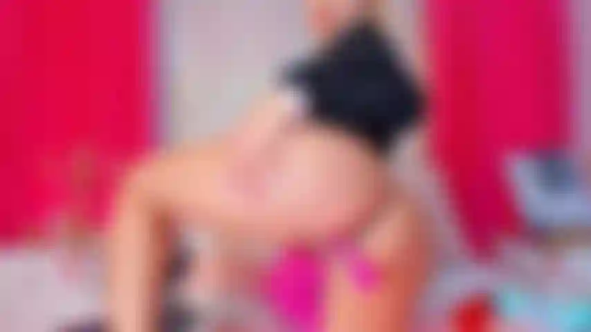 Lussureggiante nella figa bagnata, con un culo grosso.