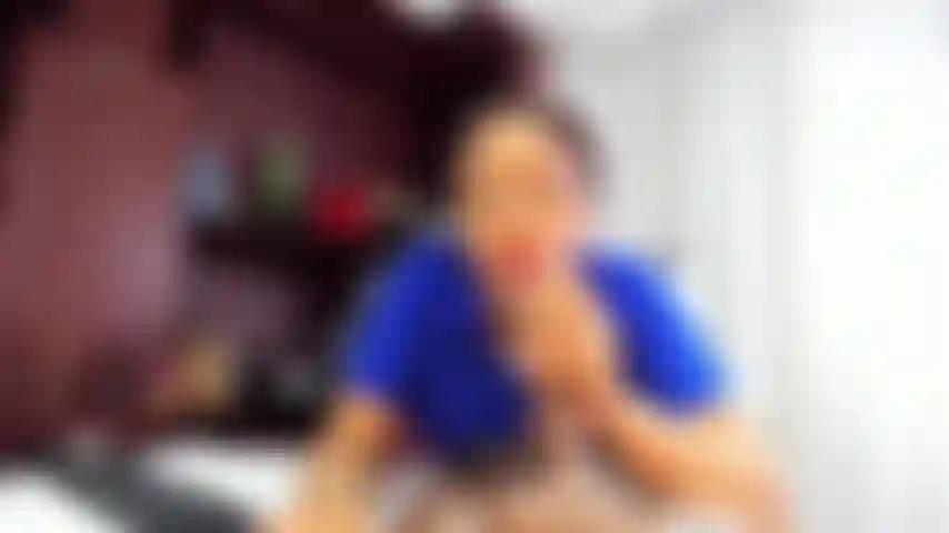 Succhio il mio domi in gola profonda.