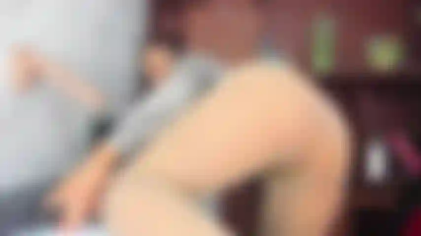 Guarda il mio culo grosso mentre succhio il tuo cazzo.