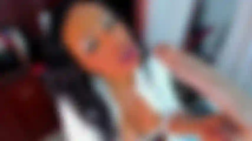 Guardami mentre mi diverto a succhiare il mio grosso pene per te.