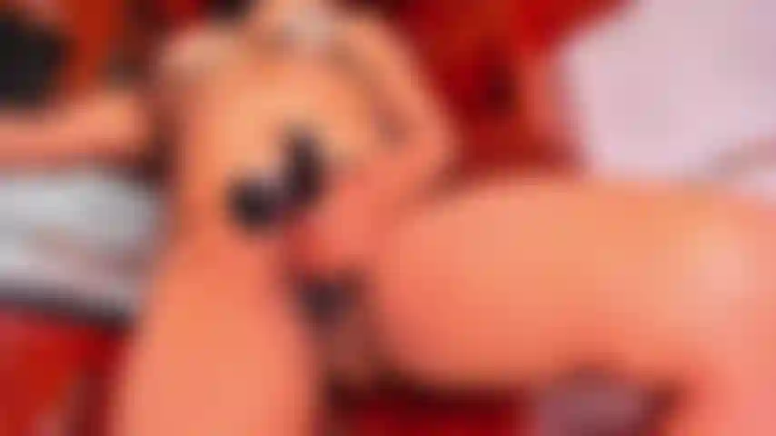 Una milf dai capelli neri si diverte la figa con lussureggiante e domi!!!