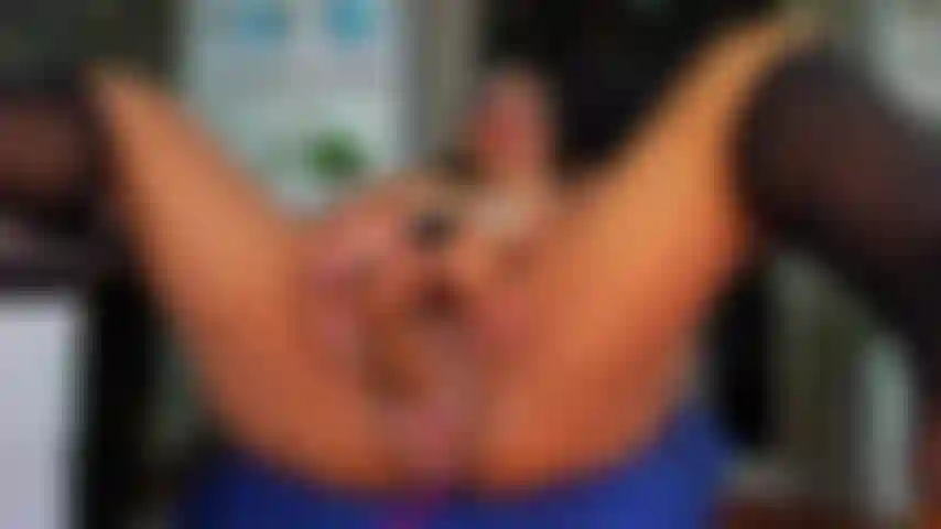 Ho scopato tutto il giorno sul desktop del mio capo.