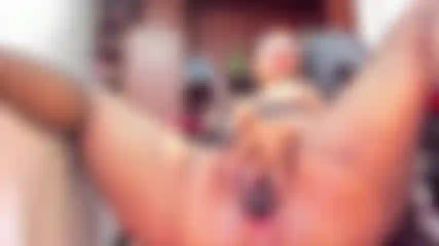 Vi mostro come mi masturbo con il mio dominante in ufficio.