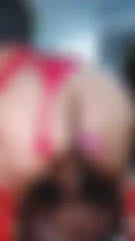 Con il torso in sella.