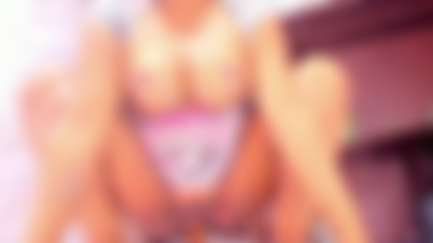 Che salta sul dildo sulla scrivania.