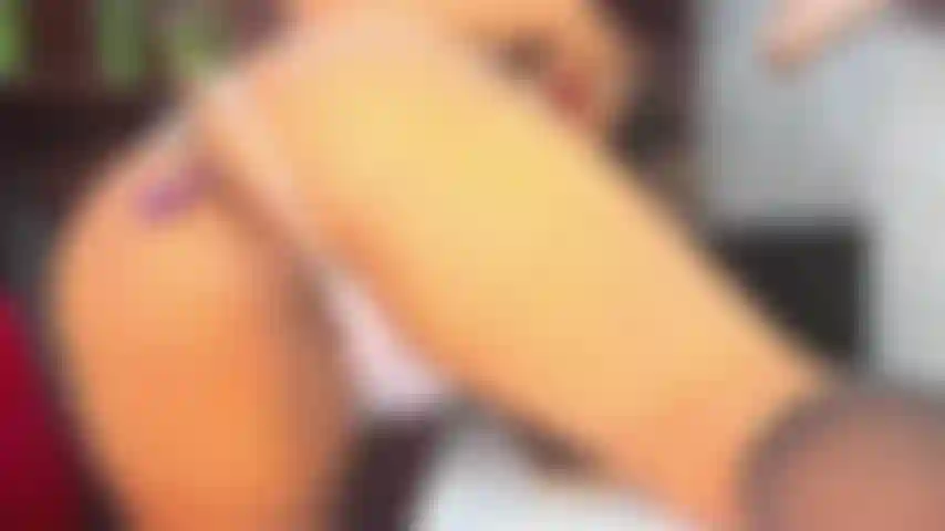 Mi faccio le dita e mi infilo un vibratore nel culo.