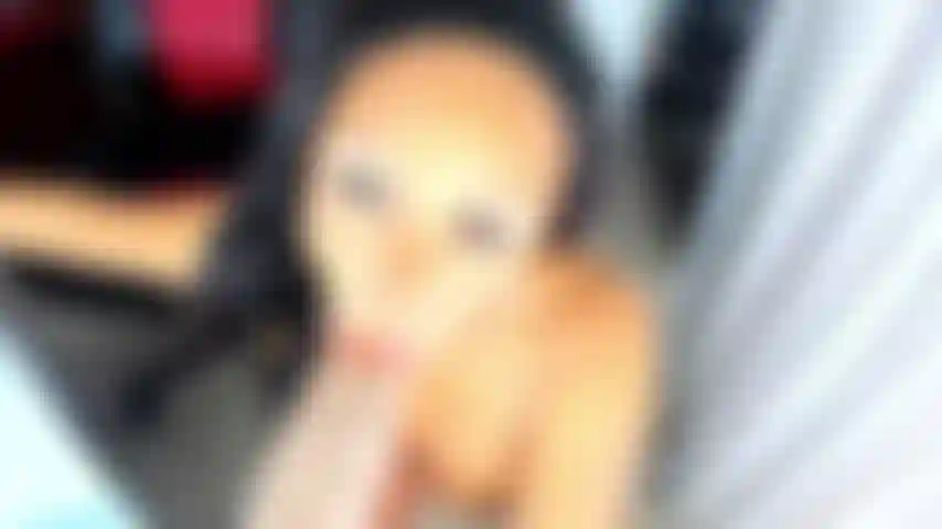 La calda latina fa del male con il suo giocattolo gigante.