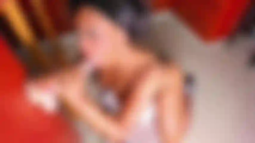 Una mora arrapata succhia un enorme dildo in cucina !!!