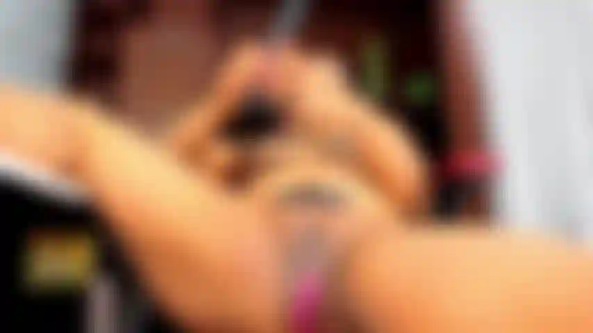 La segretaria con la figa bagnata gioca con la sua dominatrice !!!!!!