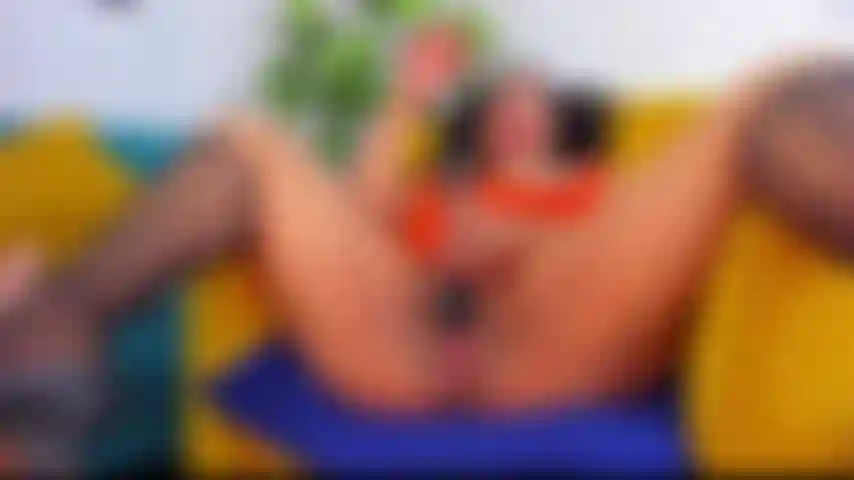 Una bruna arrapata adora scopare e succhiare il cazzo!!!