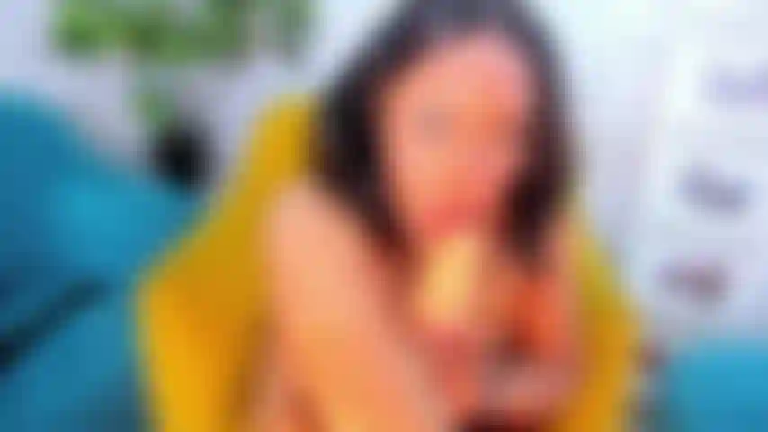 Faccio un grosso pompino e gioco con la figa !!!