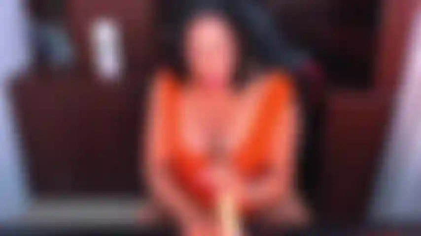 Che si masturba con un vibratore sensuale.