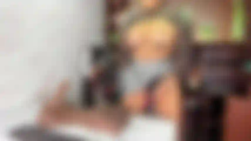 La segretaria ha sistemato il suo domi in ufficio senza ascoltarla.