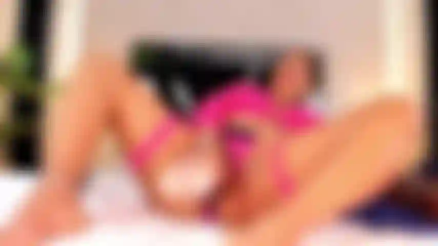 Una mora focosa che si scopa con il suo grosso dildo nella mia stanza!!!