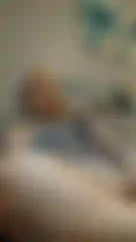 Provocante nel fumare mentre mi masturbo.