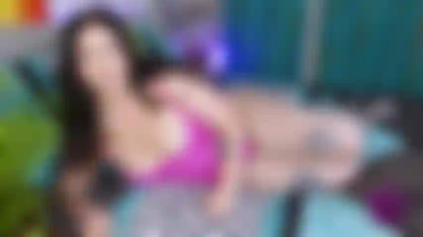 Una perdente che si masturba senza sosta e si umilia.