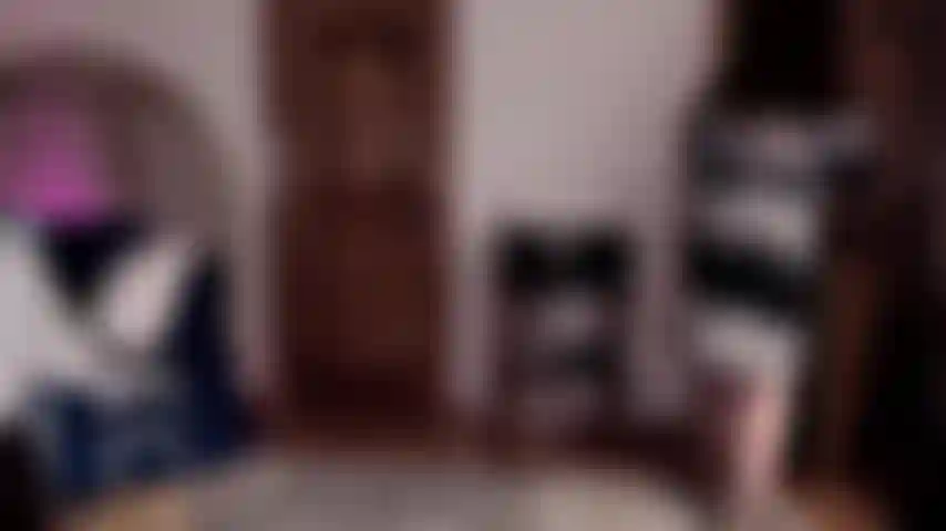 La matrigna calpesta le pantofole a forma di coniglietto: un gioco di ruolo divertente che mi coinvolge nel calpestare i giocattoli prima di dirigere alcuni piedi stravaganti.