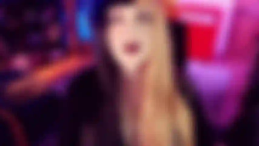 Cei per gli strani: nessuno vuole scoparti perché sei uno strambo, quindi sarai un imbranato per tutta la vita. Fatti una sega per me adesso. Masturbati per le mie grandi tette.