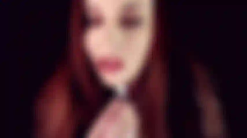 Adorazione del cammello lucido: cosa significano le labbra lucenti che attirano l'attenzione? Quindi venite giù, amanti dei piedi. Ho qualcosa di luccicante da mostrarti. Così attillata, così brillante! Non potrai distogliere lo sguardo. Mettiti in ginocchio e adoralo.