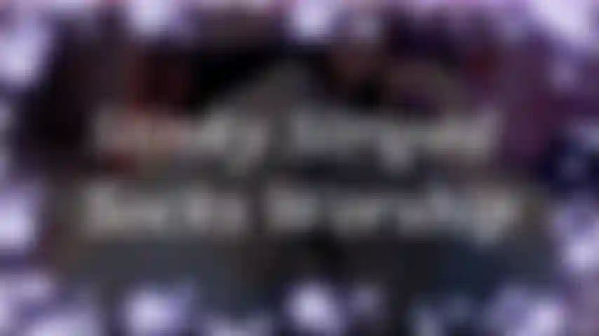 Adorazione dei calzini a righe puzzolenti - guarda un po': mi sono appena tolta le scarpe e ora questi calzini puzzolenti ti si infilano nel naso. Odore! Ho un odore più forte di così. Ecco i pervertiti dei piedi. Odore!