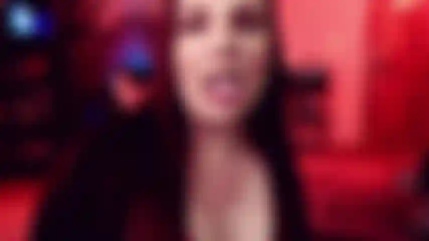 Denti da troia: labbra, denti, lingua tutti messi in mostra finché non arriva il momento di dare uno sguardo più profondo alla mia bocca per vedere il fondo della gola. Concludiamo questo tour della bocca succhiando e mordendo un po' di dildo in modo da poter vedere i denti in azione.