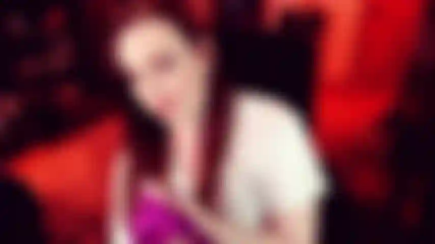 2 Per 1: gioco con mutandine di raso - due archivi di cam di me che faccio la modella e gioco con mutandine di bikini a perizoma di raso. Joi, masturbazione e altro!