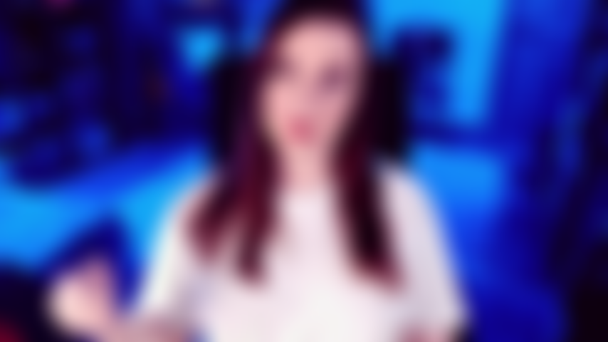 Sfoggia il tuo lato gay - giocando con uno dei miei gooner più esperti, entriamo nel vivo dell'azione abbastanza in fretta. Cambio da una maglietta bianca a un reggiseno rosso sexy. Il mio décolleté che rimbalza contribuisce a rafforzare il fatto che sono la sua porta d'accesso all'omosessualità.