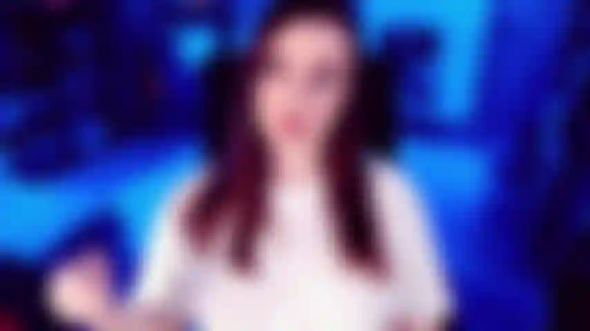 Sfoggia il tuo lato gay - giocando con uno dei miei gooner più esperti, entriamo nel vivo dell'azione abbastanza in fretta. Cambio da una maglietta bianca a un reggiseno rosso sexy. Il mio décolleté che rimbalza contribuisce a rafforzare il fatto che sono la sua porta d'accesso all'omosessualità.