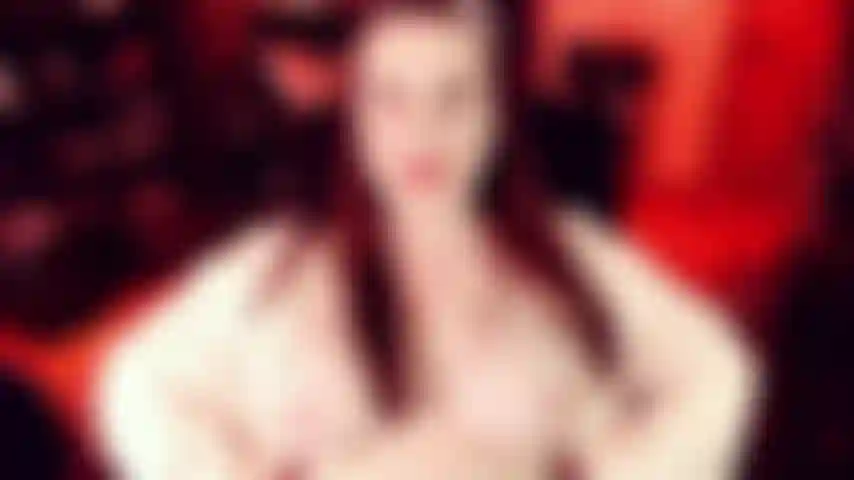 Fanatica delle mutandine in raso - in questo splendido archivio di cam show, indosso deliziosi slip interi in raso lucido. Gioco con il secondo paio perché sono i tuoi preferiti. Ami come il mio culo formoso riempie il retro delle mutandine. Tirarle di lato? Certo!