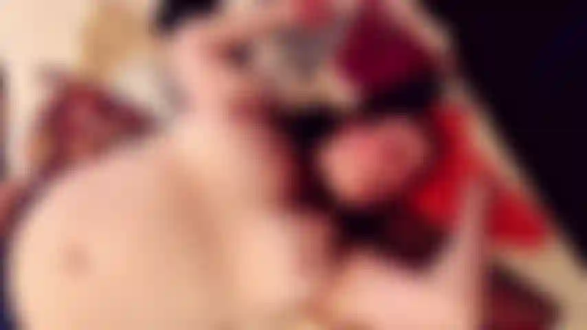 Estasi di mutandine di raso - circondata dalla mia intera collezione di mutandine di raso sul letto a seno nudo. Non riesci proprio a immaginare quanto si sentano bene?