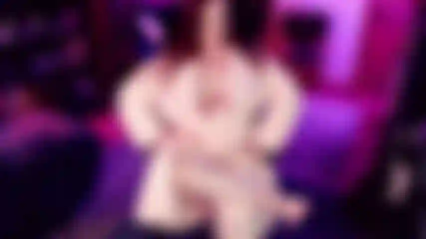 Mi prendo cura di me dei piedi e metto in mostra le mie unghie rosa brillante mentre vengono allargate dai miei adorabili distanziatori. Mi sento così bene mentre provo a indicarteli e ad agitarli verso di te prima di aprire una bottiglia di potente olio idratante per far risplendere davvero le mie piante dei piedi.