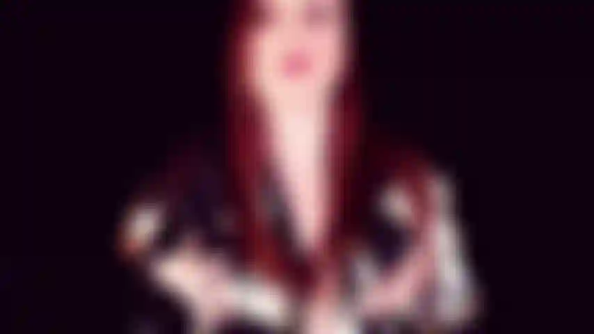 Coccola queste curve e vieni con me - preferisci il tuo AmberLily morbido e sensuale con un delizioso orgasmo finale? Questo archivio è decisamente per te. La lunga vestaglia di raso aderisce alle mie curve in tutti i modi giusti.