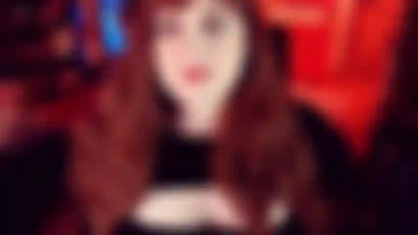 Vibrazioni da puttana scadente: una giacca sexy in morbida pelliccia che emana vibrazioni da puttana scadente è proprio ciò di cui abbiamo bisogno per una fantasia di pompini con tette fuori. Guardami dritto negli occhi mentre succhio quel cazzo. Tutto il mio bel rossetto sicuramente non andrà sprecato.