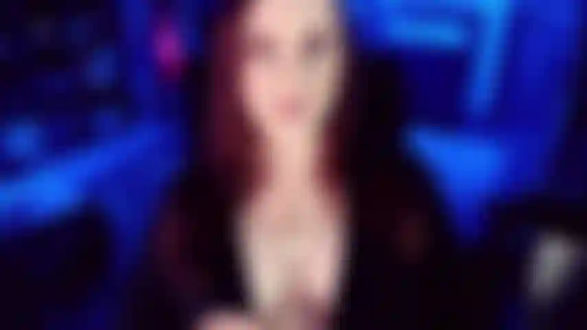 Sensuale joi in topless - buone notizie, puoi iniziare a lavorare sul tuo cazzo per me. Diventa più duro per me di minuto in minuto con qualche carezza lenta. Stringi più forte quel cazzo per me. L'intenso contatto visivo, il respiro ricorda e molto istruttivo.