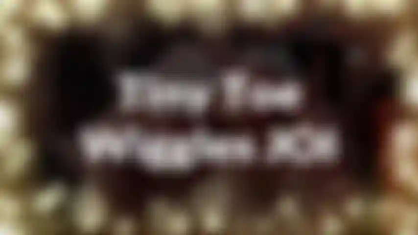 Le piccole dita dei piedi si dimenano joi - a volte hai solo bisogno di alcune piccole dita dei piedi per masturbarti anche tu. Così semplice. Così dolce. Puoi immaginare che ti si dimenano in faccia. Smalto nudo scintillante. Divertiti!