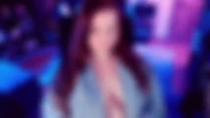 Lacchè distrutto in casa - butteresti via tutto per un paio di piedi perfetto? Gli stessi identici piedi con cui ti sei masturbata per anni? Beh, allora stai per essere distrutto, lacchè.