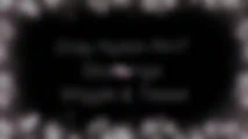 Le calze di nylon grigie si muovono e provocano - è tutta una questione di dimenare le dita dei piedi, non è vero, piedi ragazzi. Penzolo e lascio cadere ogni tallone in modo da poter passare un sacco di tempo a dimenarmi con le piante dei piedi e le unghie rosse dei piedi tutte vicine alla telecamera.